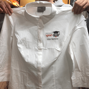 הדפסה על חולצה מכופתרת לבנה